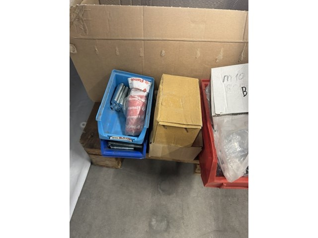 Pallet met diverse ijzerwaren - afbeelding 2 van  11