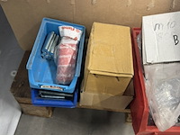 Pallet met diverse ijzerwaren - afbeelding 2 van  11