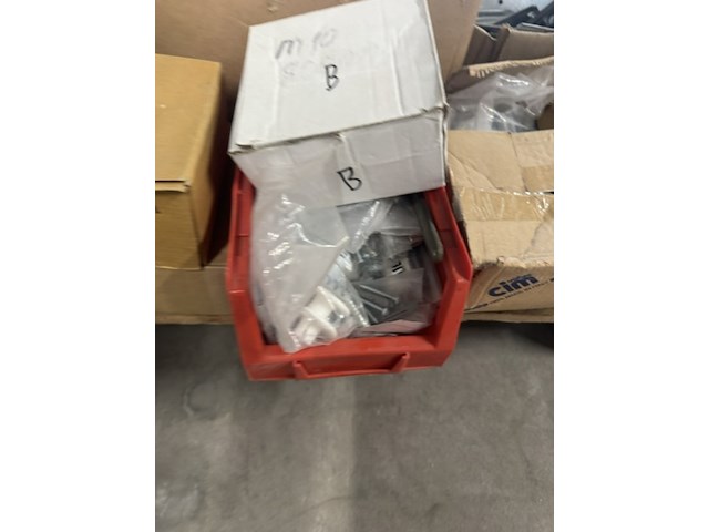 Pallet met diverse ijzerwaren - afbeelding 3 van  11