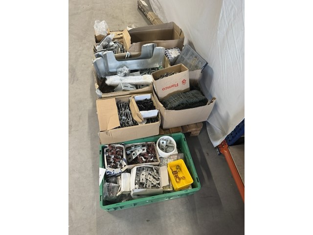 Pallet met diverse ijzerwaren - afbeelding 1 van  11