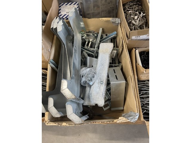 Pallet met diverse ijzerwaren - afbeelding 7 van  11
