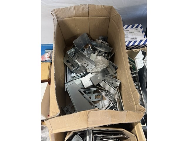 Pallet met diverse ijzerwaren - afbeelding 9 van  11
