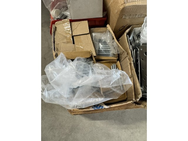 Pallet met diverse ijzerwaren - afbeelding 11 van  11