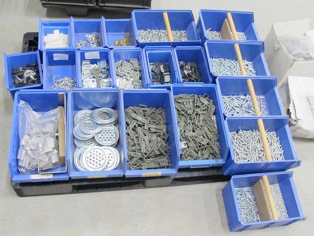 Pallet met diverse materiaal - afbeelding 1 van  7