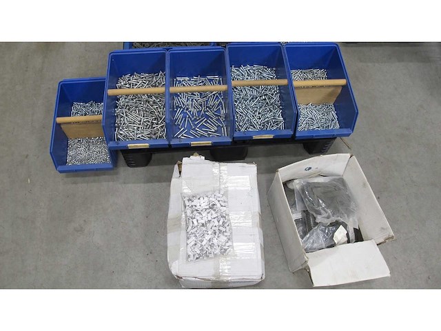 Pallet met diverse materiaal - afbeelding 4 van  7