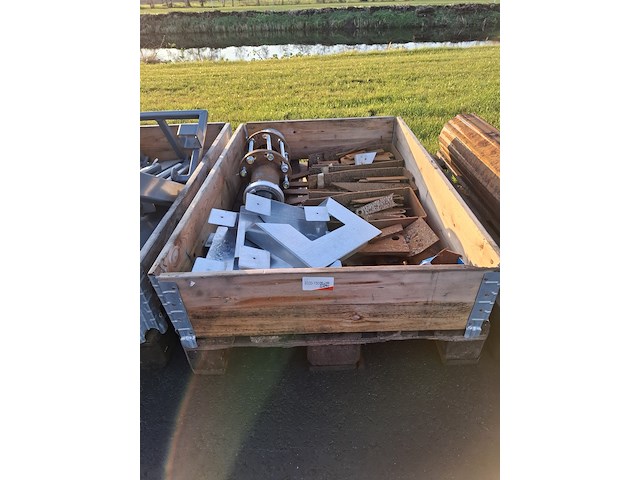 Pallet met diverse metaal/halffabricaten - afbeelding 1 van  5