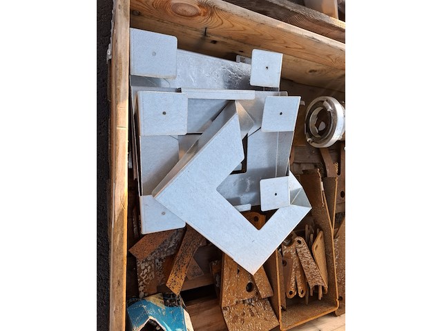 Pallet met diverse metaal/halffabricaten - afbeelding 2 van  5