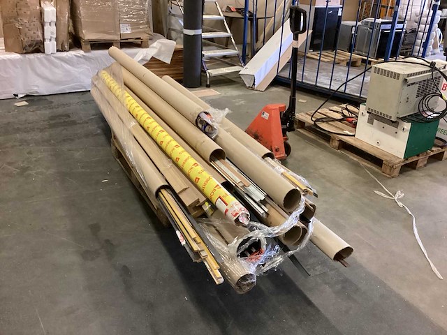 Pallet met diverse plinten en gordijn rails - afbeelding 1 van  7