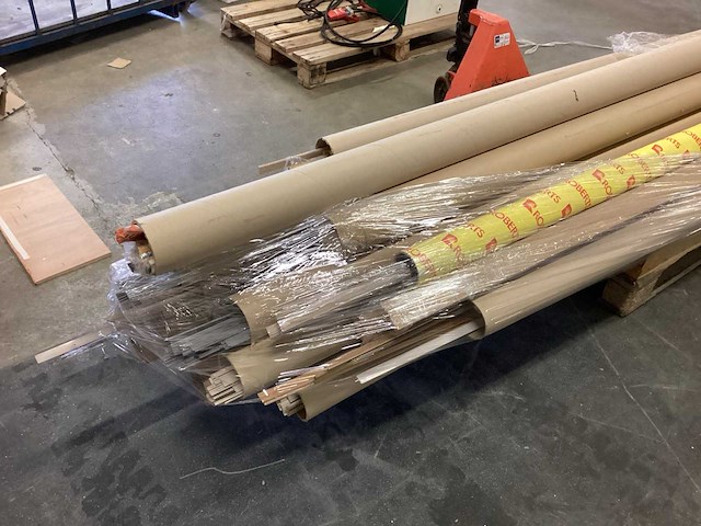 Pallet met diverse plinten en gordijn rails - afbeelding 5 van  7