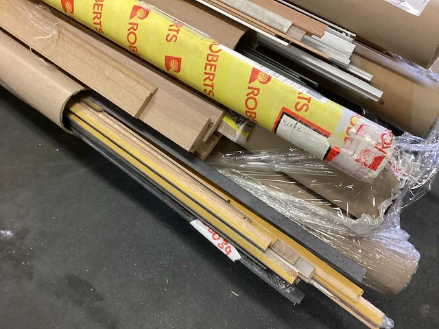 Pallet met diverse plinten en gordijn rails - afbeelding 6 van  7