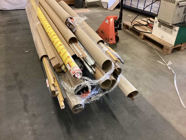 Pallet met diverse plinten en gordijn rails - afbeelding 1 van  7