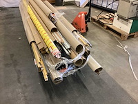 Pallet met diverse plinten en gordijn rails - afbeelding 1 van  7
