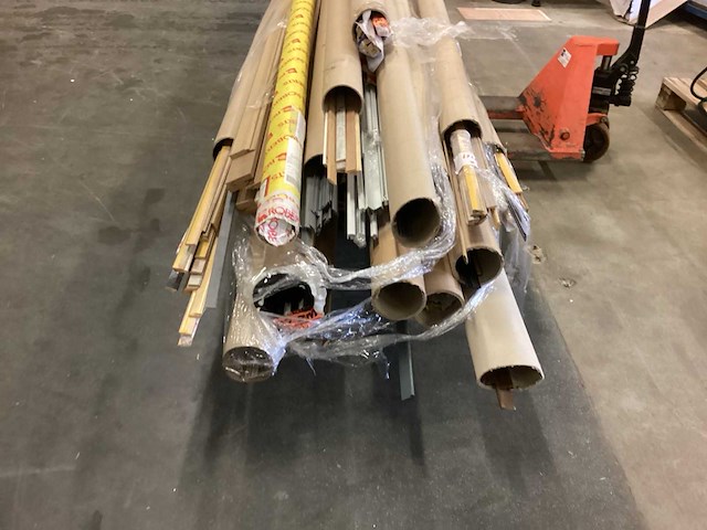Pallet met diverse plinten en gordijn rails - afbeelding 2 van  7