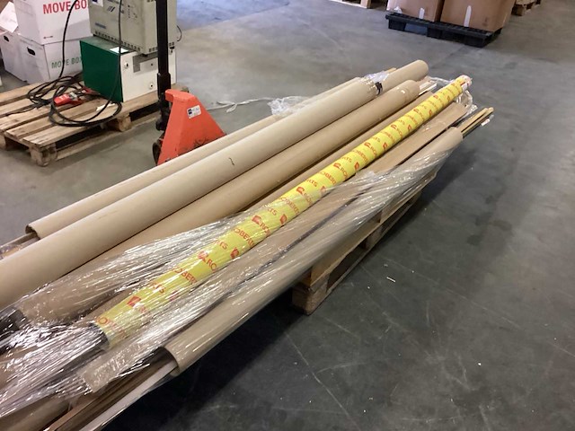 Pallet met diverse plinten en gordijn rails - afbeelding 3 van  7