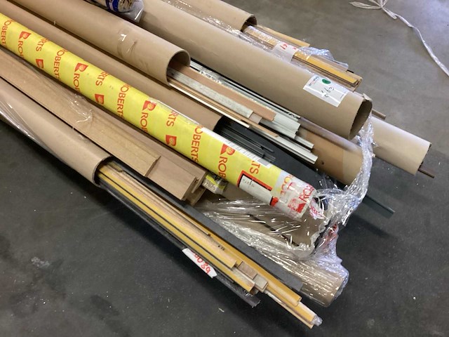 Pallet met diverse plinten en gordijn rails - afbeelding 6 van  7