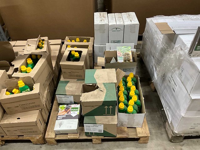 Pallet met diverse pokon voeding en potgrond (3x) - afbeelding 1 van  2