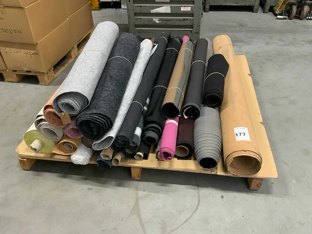 Pallet met diverse rollen - afbeelding 1 van  3