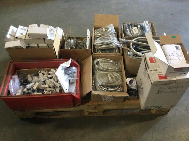 Pallet met diverse sanitair lampen - afbeelding 1 van  8