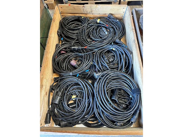 Pallet met diverse schuko neopreen 230v verlengsnoeren - afbeelding 1 van  2