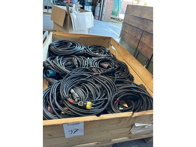 Pallet met diverse schuko neopreen 230v verlengsnoeren - afbeelding 2 van  2