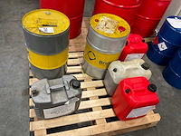 Pallet met diverse smeermiddelen - afbeelding 1 van  10