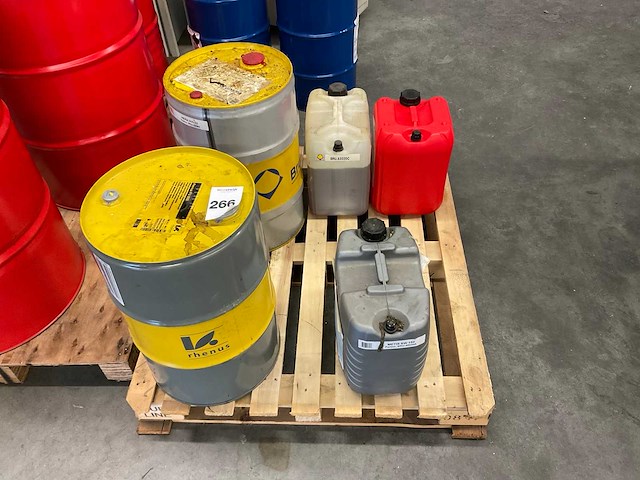 Pallet met diverse smeermiddelen - afbeelding 3 van  10