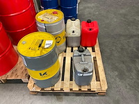 Pallet met diverse smeermiddelen - afbeelding 3 van  10