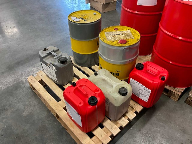 Pallet met diverse smeermiddelen - afbeelding 4 van  10