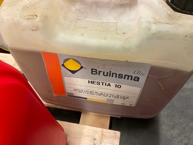 Pallet met diverse smeermiddelen - afbeelding 6 van  10