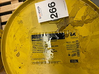 Pallet met diverse smeermiddelen - afbeelding 9 van  10