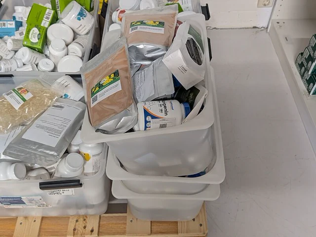 Pallet met diverse supplementen, o.a. thorne, nutricost, purason - afbeelding 8 van  12