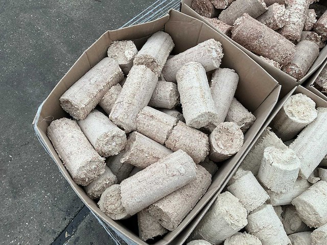 Pallet met dozen briketten - afbeelding 2 van  10