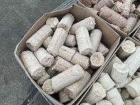 Pallet met dozen briketten - afbeelding 2 van  10