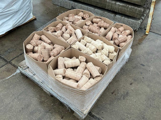 Pallet met dozen briketten - afbeelding 1 van  10