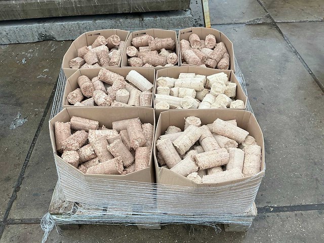 Pallet met dozen briketten - afbeelding 3 van  10