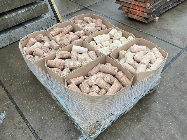 Pallet met dozen briketten - afbeelding 4 van  10