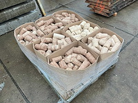 Pallet met dozen briketten - afbeelding 4 van  10