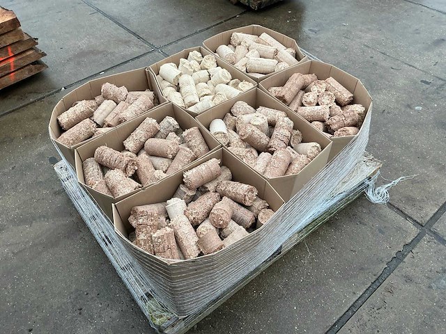 Pallet met dozen briketten - afbeelding 5 van  10