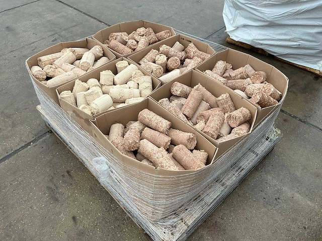 Pallet met dozen briketten - afbeelding 6 van  10
