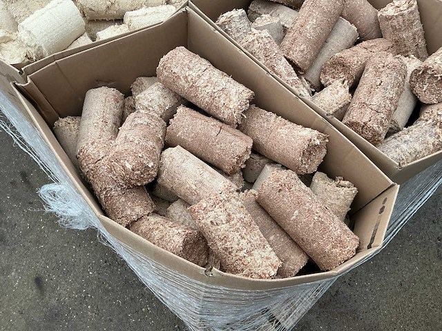 Pallet met dozen briketten - afbeelding 7 van  10