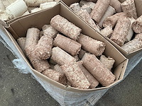 Pallet met dozen briketten - afbeelding 7 van  10