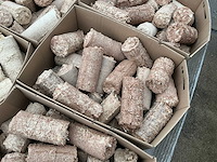 Pallet met dozen briketten - afbeelding 8 van  10