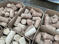 Pallet met dozen briketten - afbeelding 9 van  10