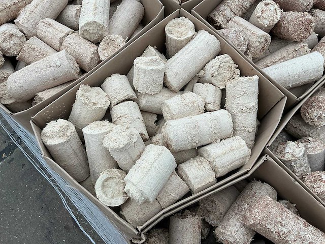 Pallet met dozen briketten - afbeelding 10 van  10