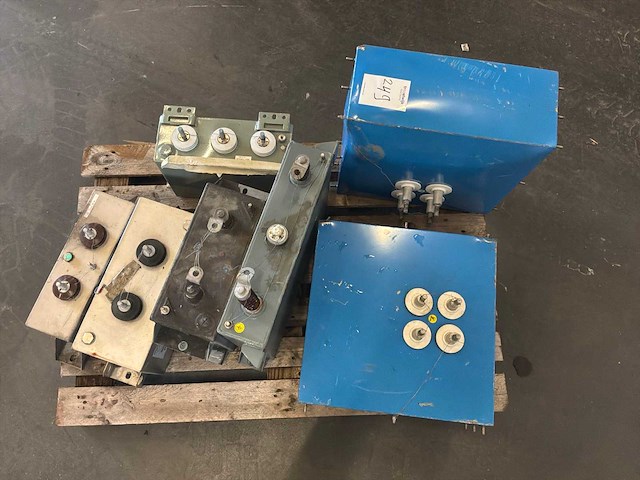 Pallet met elektrisch onderdelen - afbeelding 5 van  5