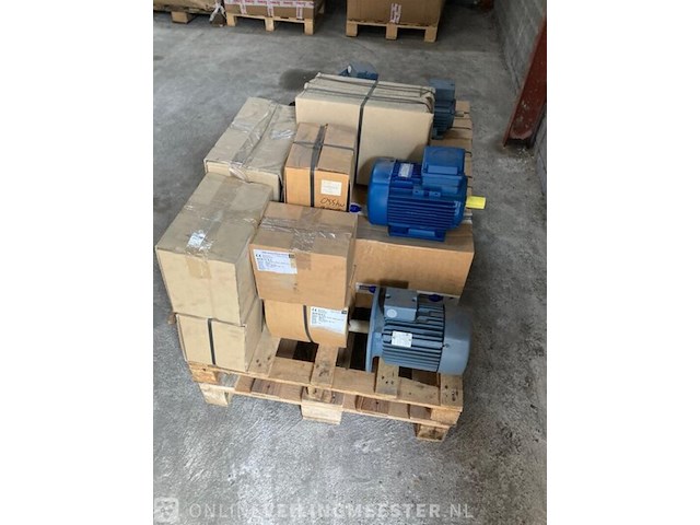 Pallet met elektromotoren - afbeelding 2 van  18