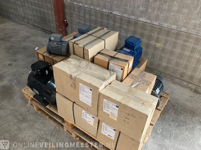 Pallet met elektromotoren - afbeelding 1 van  18