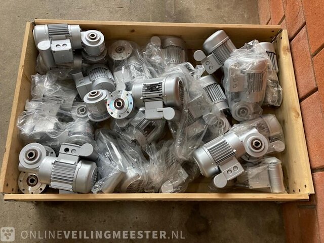 Pallet met elektromotoren - afbeelding 2 van  15