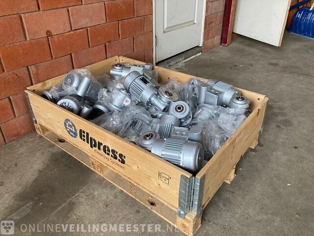 Pallet met elektromotoren - afbeelding 1 van  15