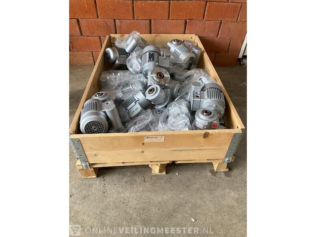 Pallet met elektromotoren - afbeelding 8 van  15